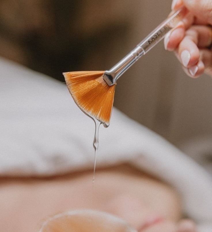 un soin Hydra Skin anti-âge effectué à l'aide d'un pinceau