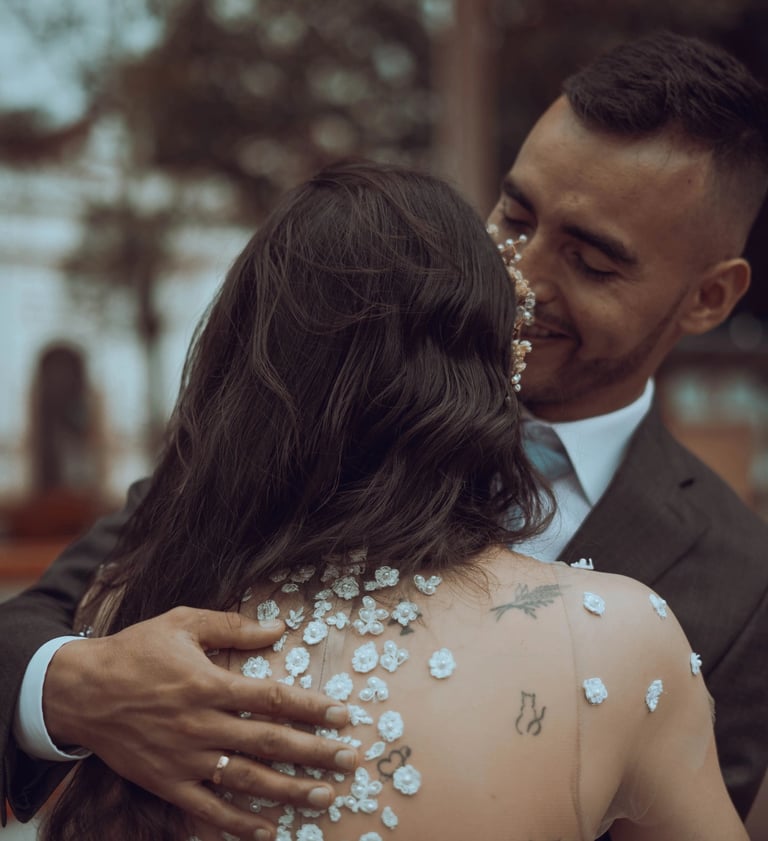 Novios en su primer beso durante boda en Bogotá — fotografía documental TheLens.