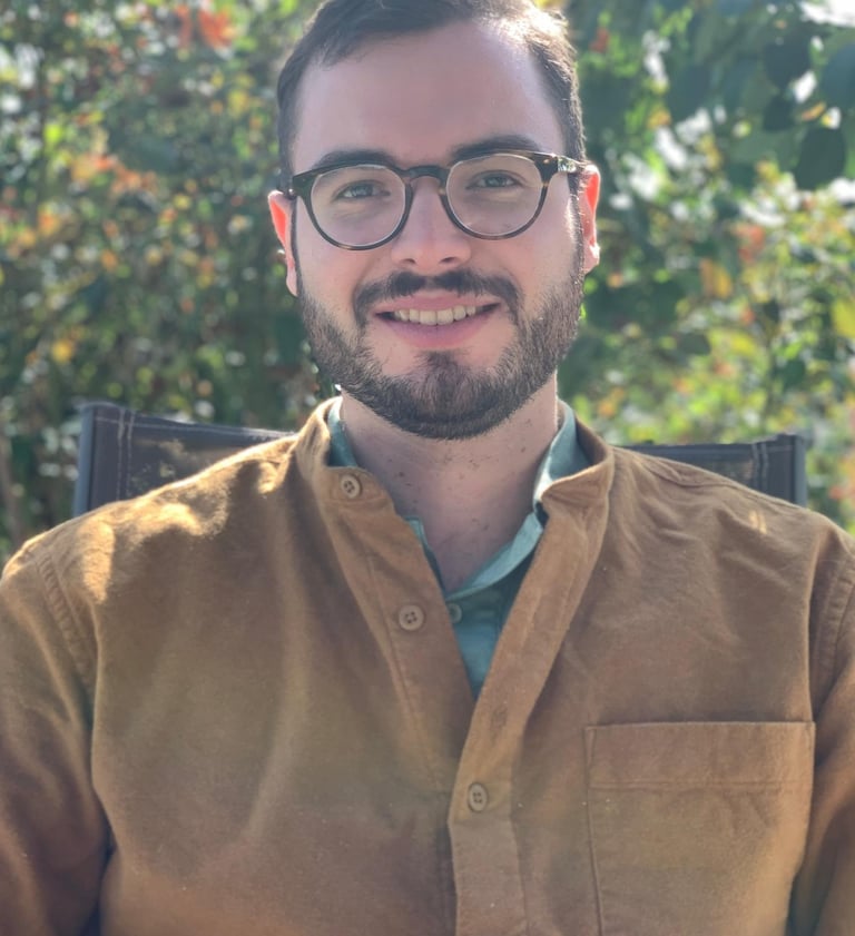Dr Fabio Marcovski, English-speaking psychologist in Brazil - outdoor headshot