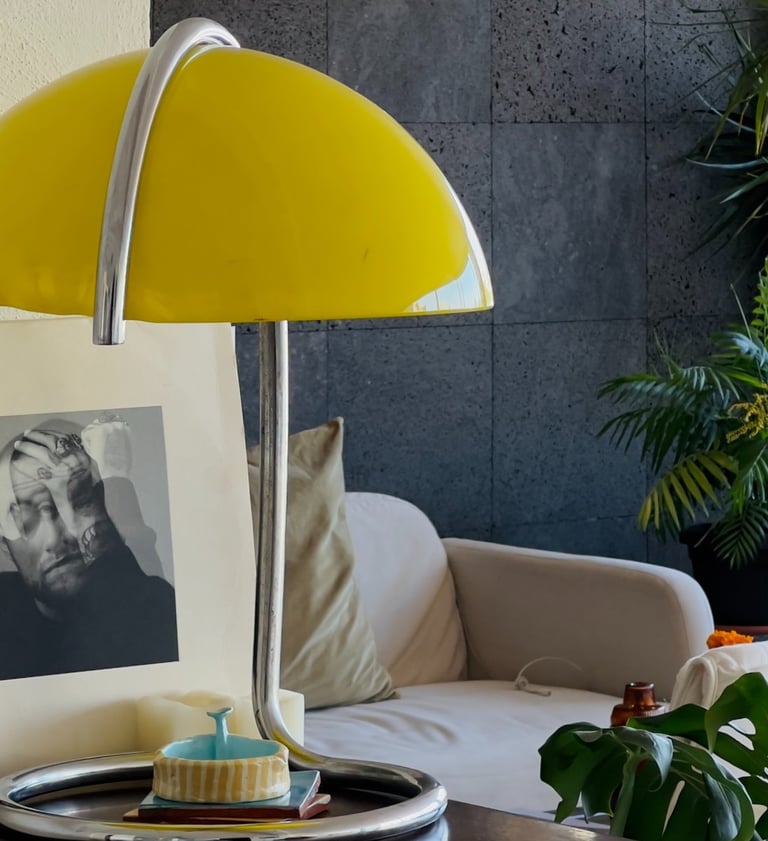 Lampara y sala de fondo