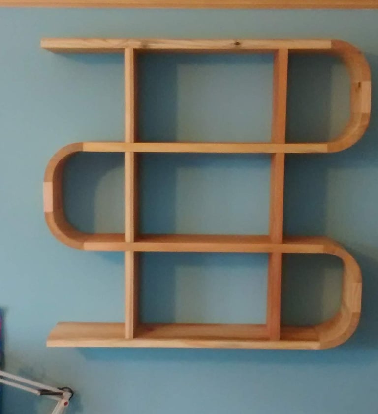Set of 4 wall-mounted wooden shelves in an S shape