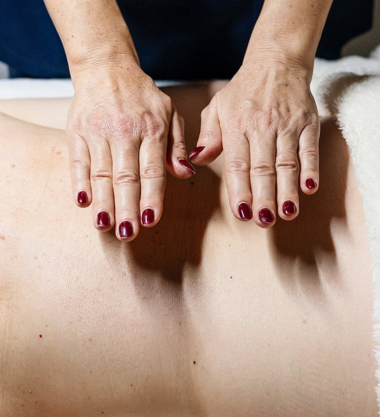 Nathalie Gaullier pose ses mains sur le dos de sa cliente pour faire un massage harmony bien-être
