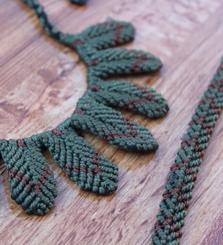 Conjunto de collar y pulsera a juego con diseño de hoja en macramé verde y marrón, hecho a mano 