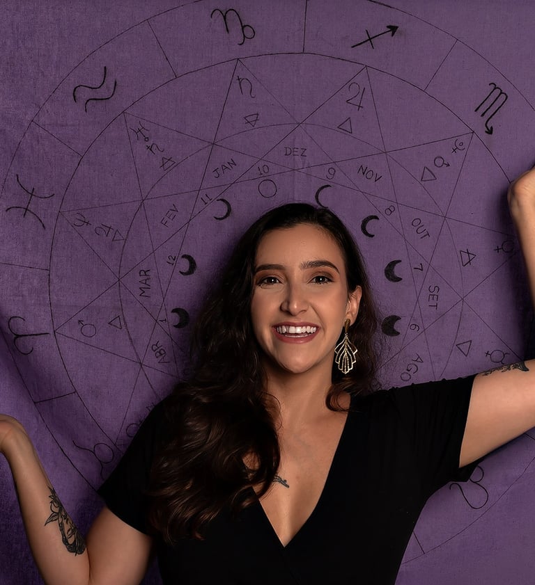 Mulher sorrindo com mapa astral e fases da lua