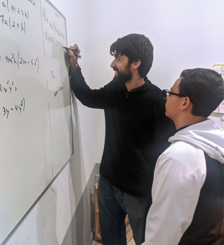um professor e um aluno na frente de um quadro branco