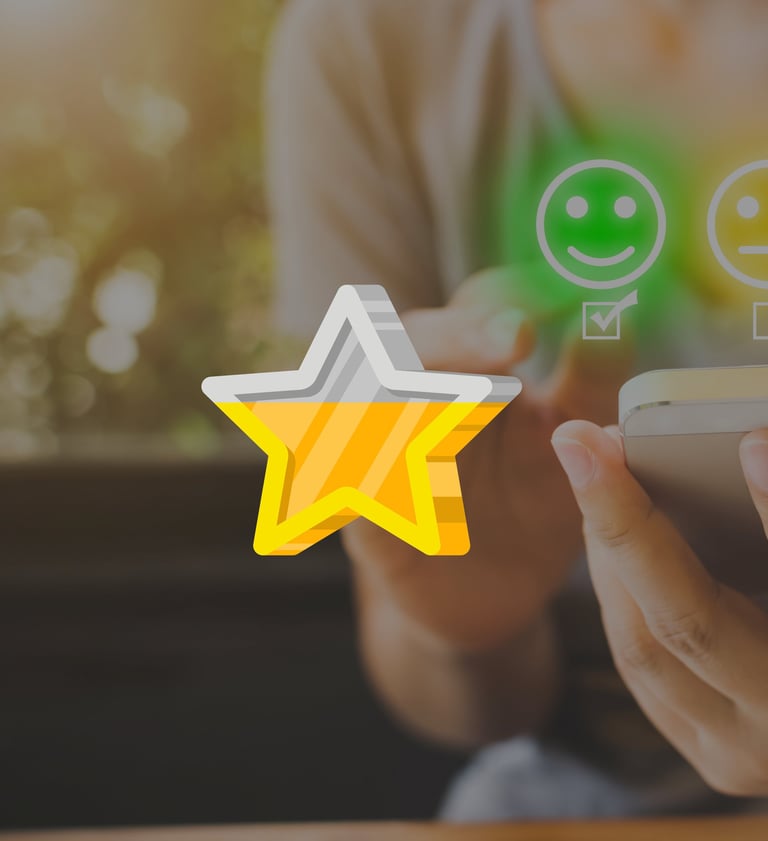  Une personne tient un smartphone affichant une étoile au centre de l’écran