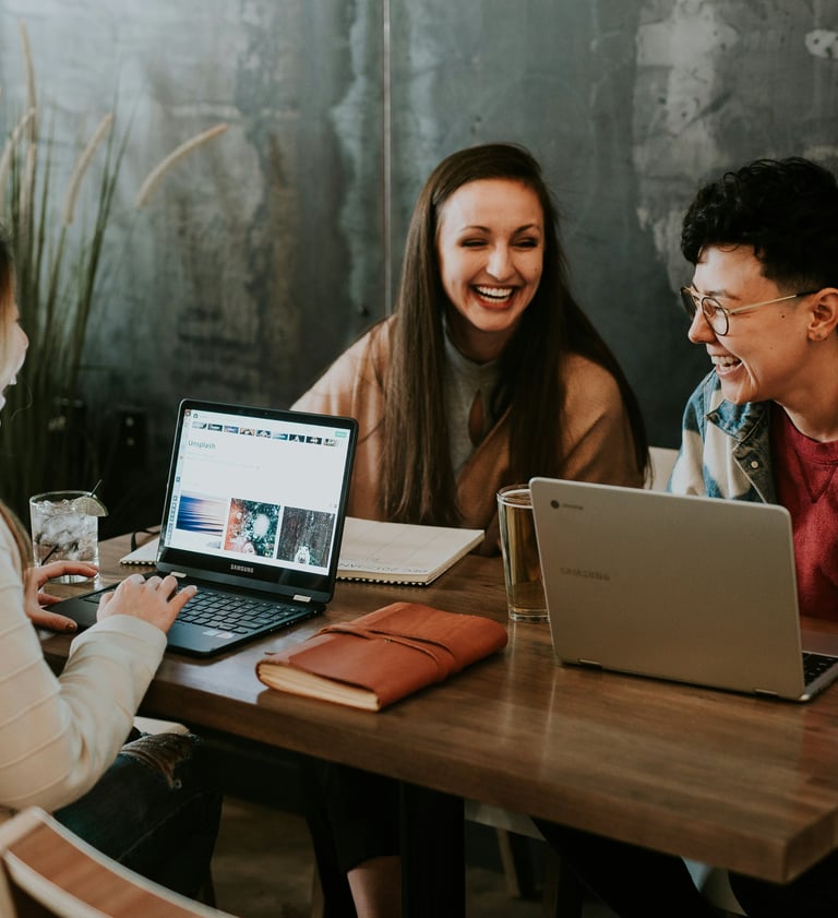 Groupe de personnes collaborant autour d’une table avec des ordinateurs portables