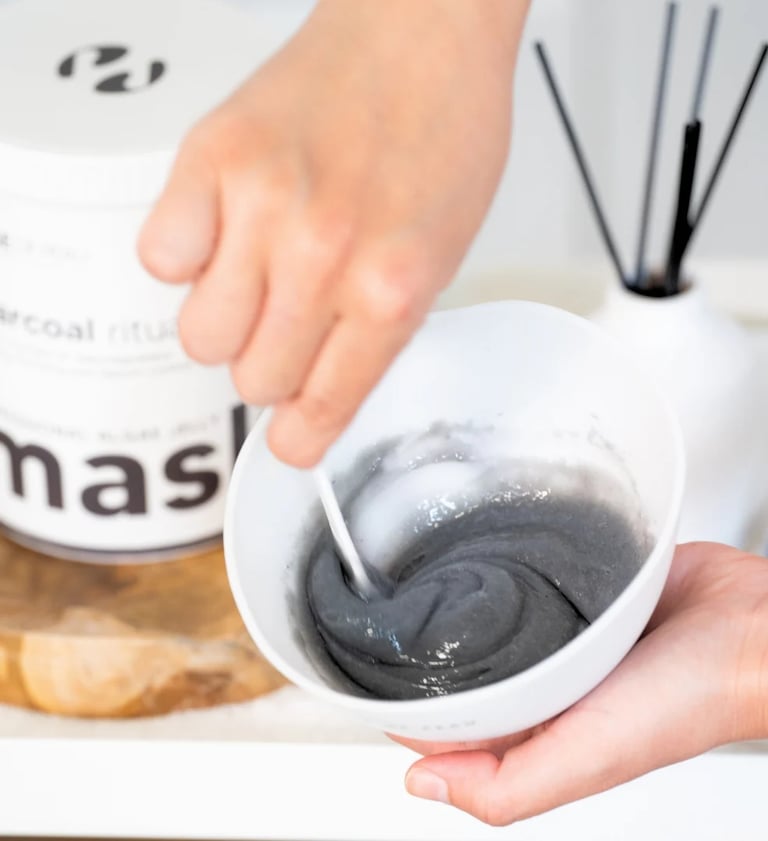 Une préparation noire à base d'algues pour le soin Hydra Skin