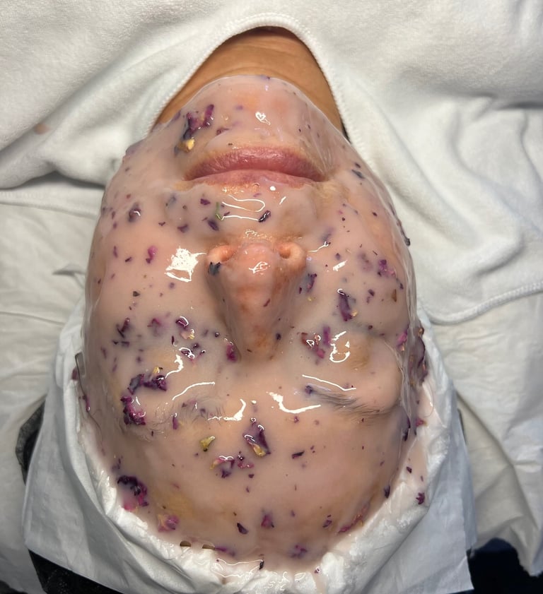 une femme reçoit un masque aux fleurs dans le cadre de son soin du visage