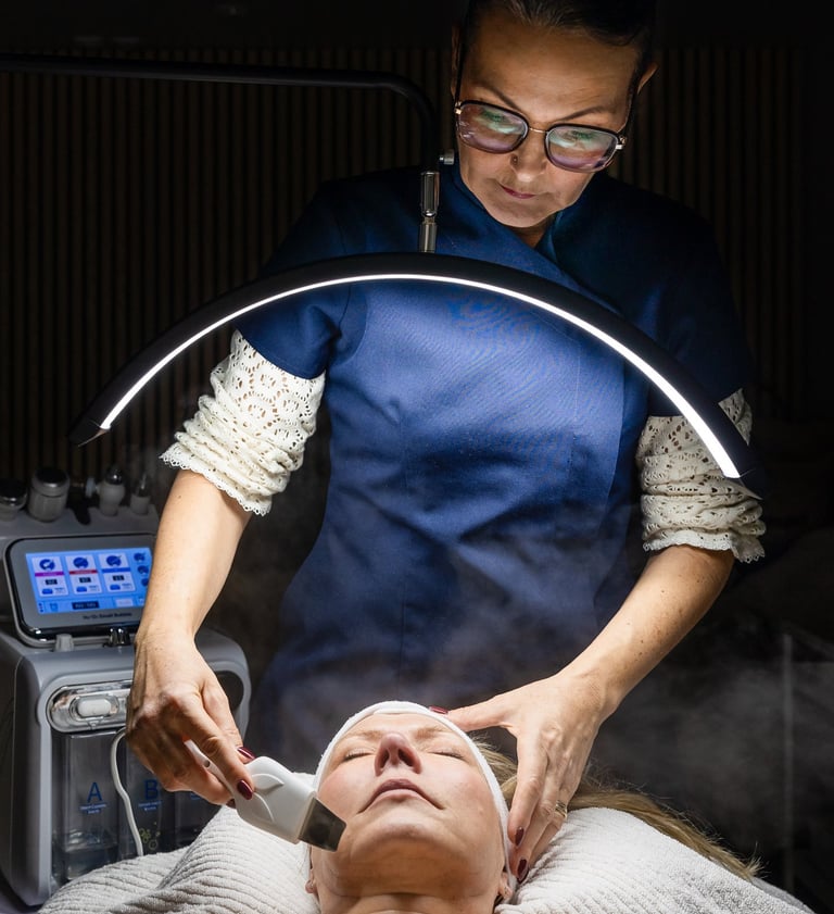 Nathalie Gaullier réalise un soin Hydraskin sur une cliente