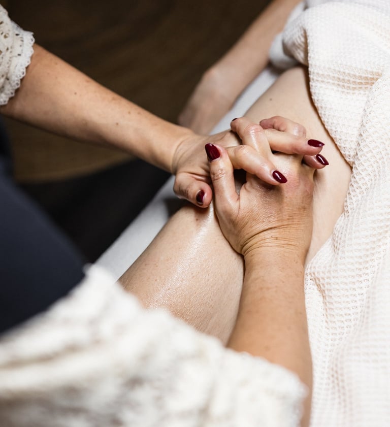  Drainage lymphatique manuel sur la jambe d'une cliente