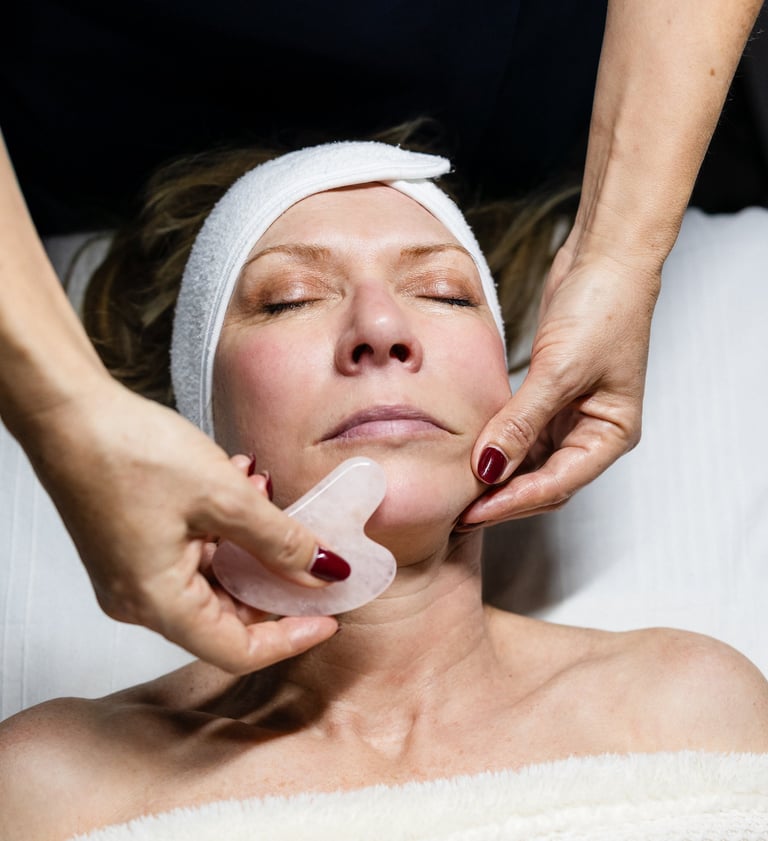 Un massage kobido du visage réaliser avec une pierre gua sha