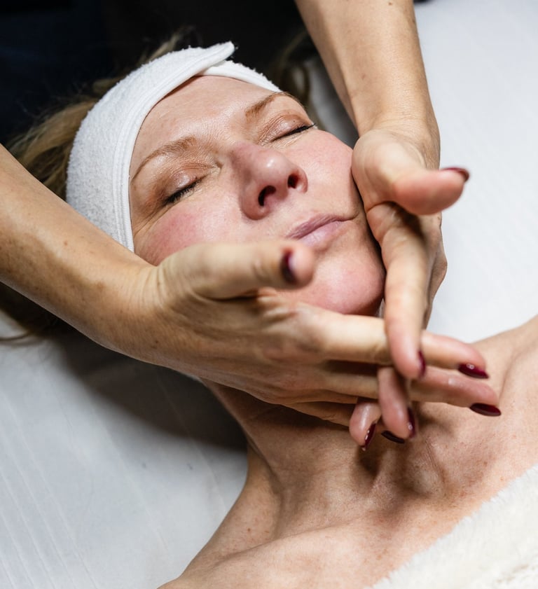 Nathalie Gaullier effectue un massage anti-âge liftant du visage kobido
