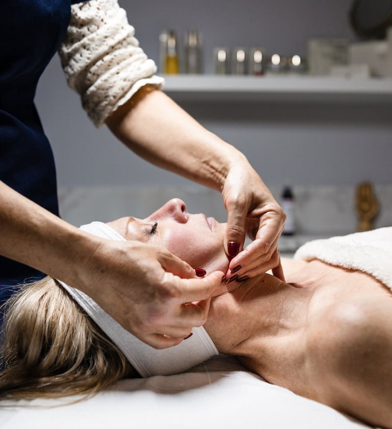 Massage anti-âge du visage dans le cadre du protocole du kobido authentique