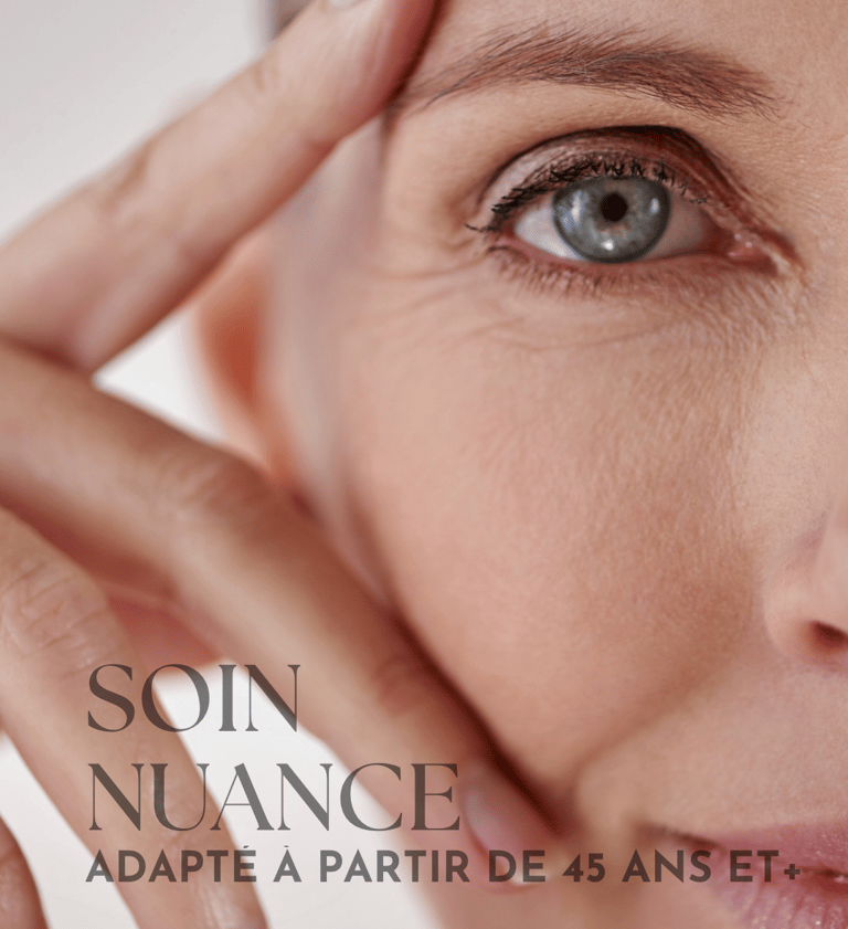 beau visage de femme aux yeux bleus avec quelques rides autour des yeux