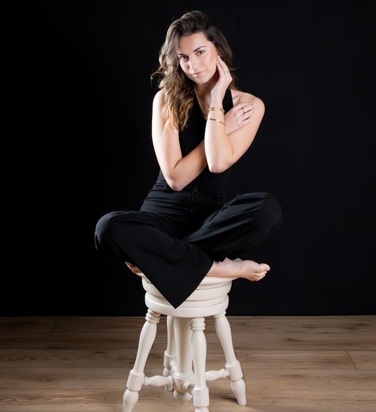 portrait studio à Laon, jeune femme assise sur un tabouret