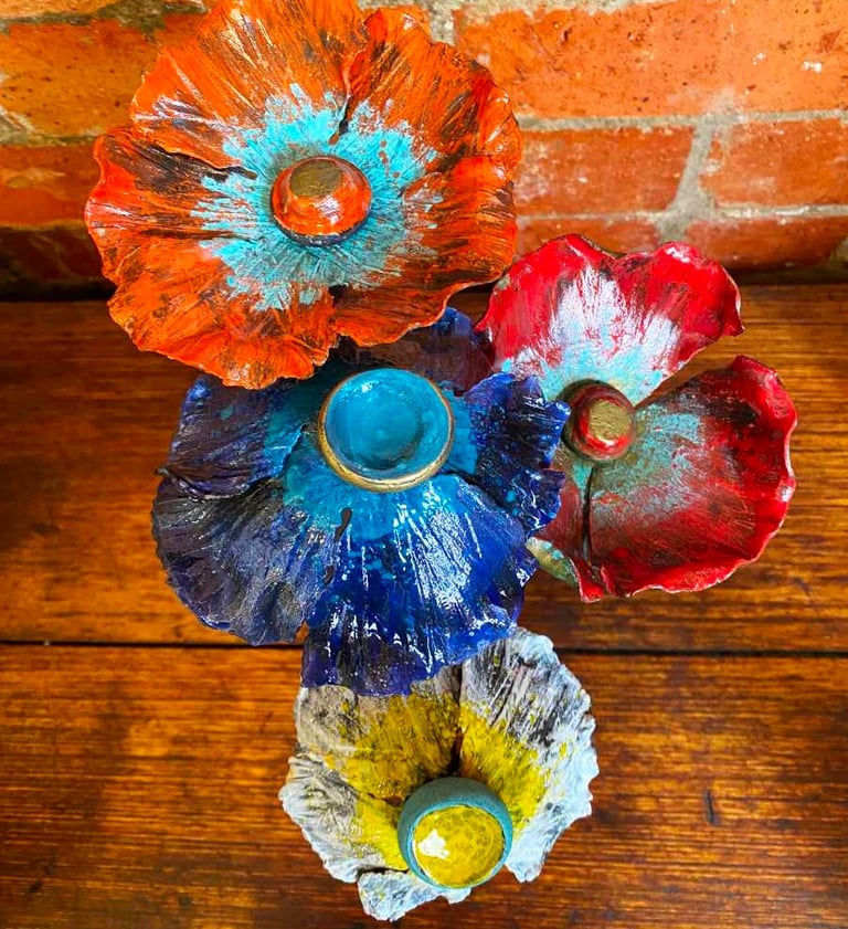 Four metal flower that are enamelled