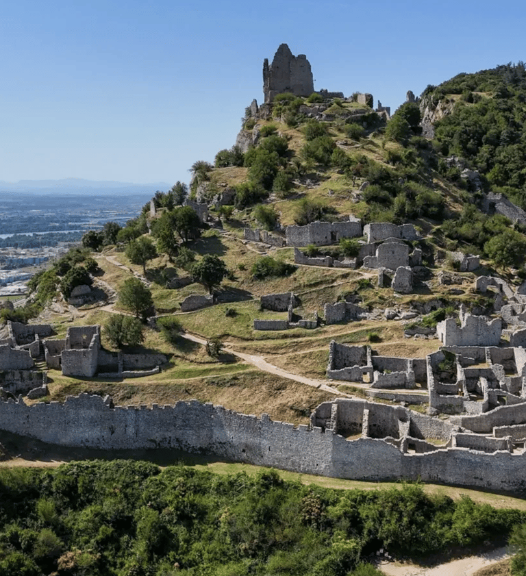 Conciergerie Airbnb Valence – Château de Crussol vue sur la Drôme