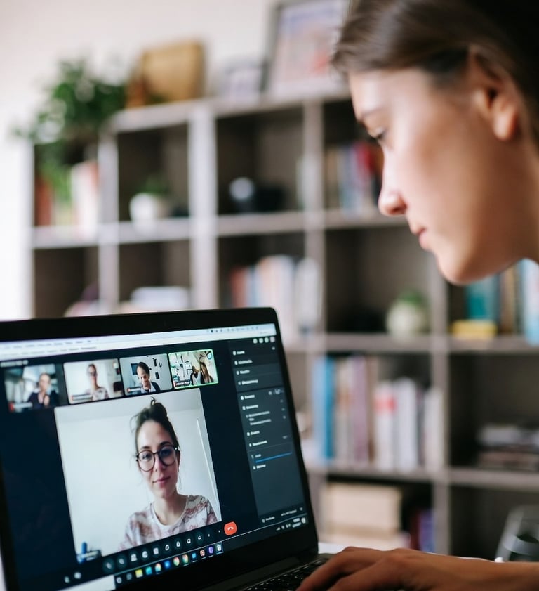 Meisje volgt online Spaanse les met laptop via Zoom