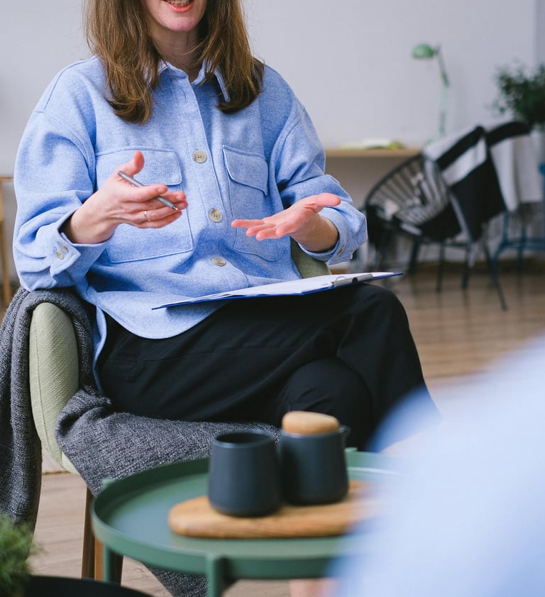 Photo d'une psychologue dans son cabinet