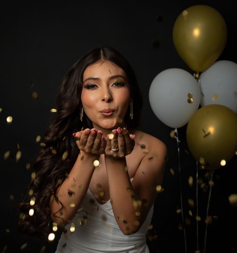 Retrato de niña celebrando su fiesta con globos y piñata en salón de eventos