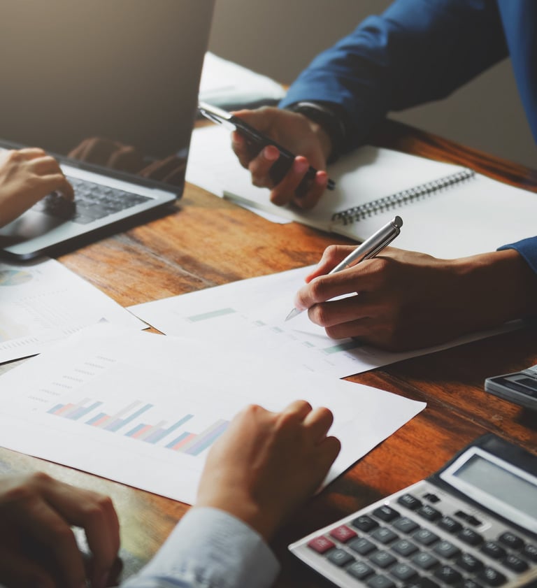 تدقيق داخلي لتحسين الرقابة المالية وضمان الالتزام في الشركات الكويتية.