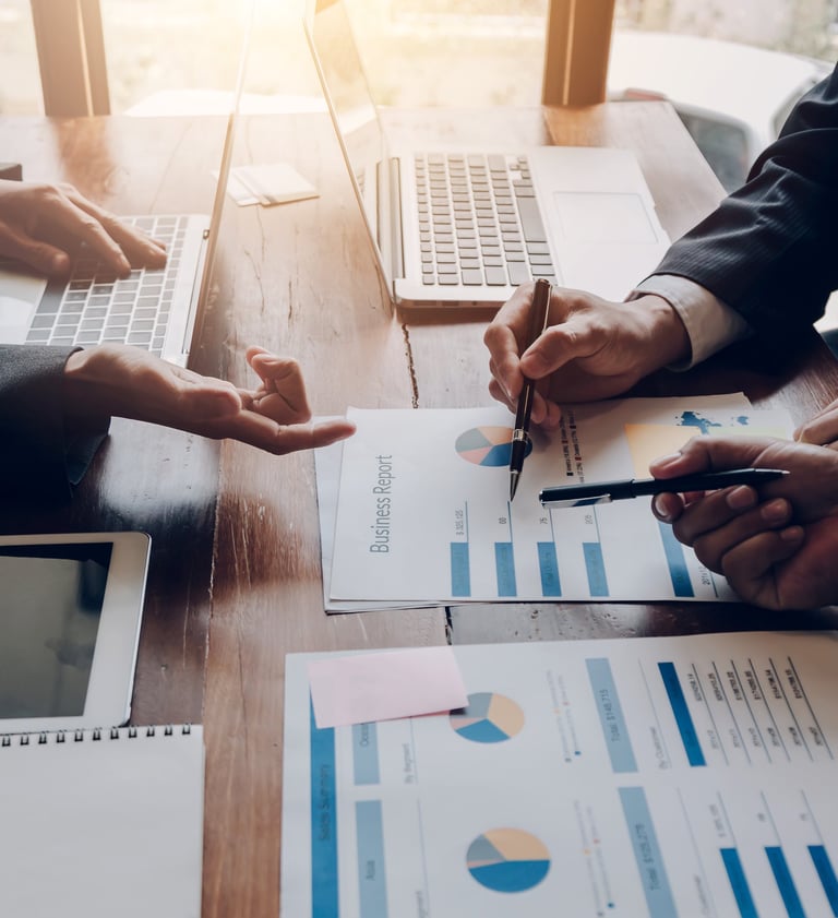 تقرير تدقيق خارجي يوضح مراجعة القوائم المالية بدقة لضمان الشفافية والامتثال للمعايير الدولية.