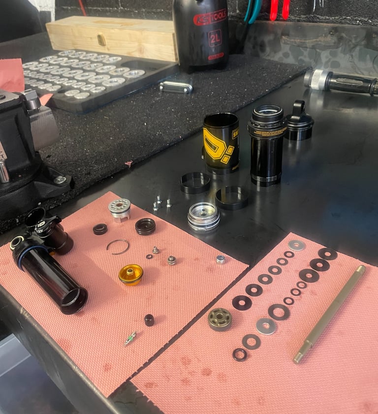 amortisseur ohlins démonté