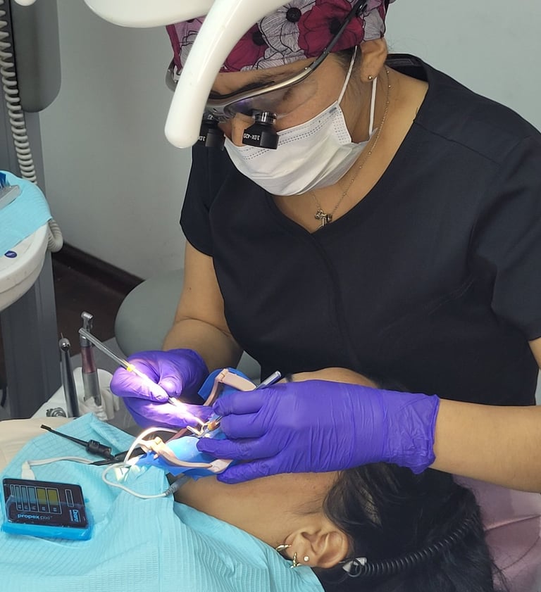Especialista realizando endodoncia en DUPRINS Lima - Tratamiento de conducto sin dolor con tecnologí