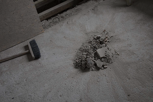 Poussière, gravats et résidus récupérés lors d’un nettoyage de fin de chantier à Verviers