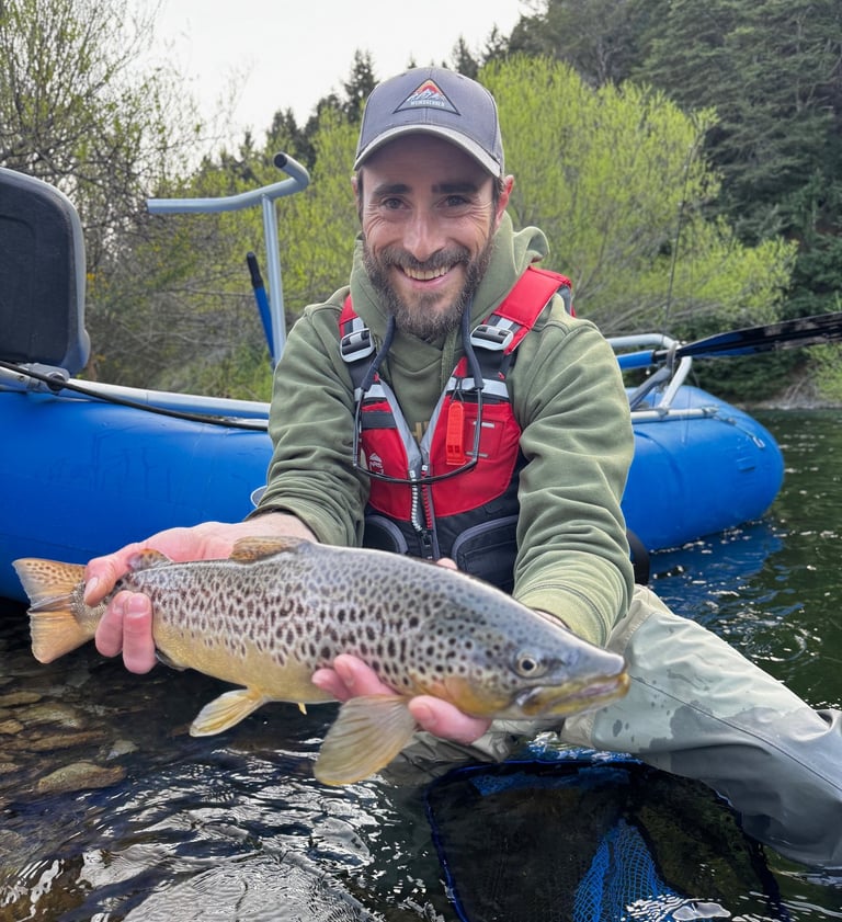 danilo realizando una flotada por el rio azul conecta con su primer marron del rio azul