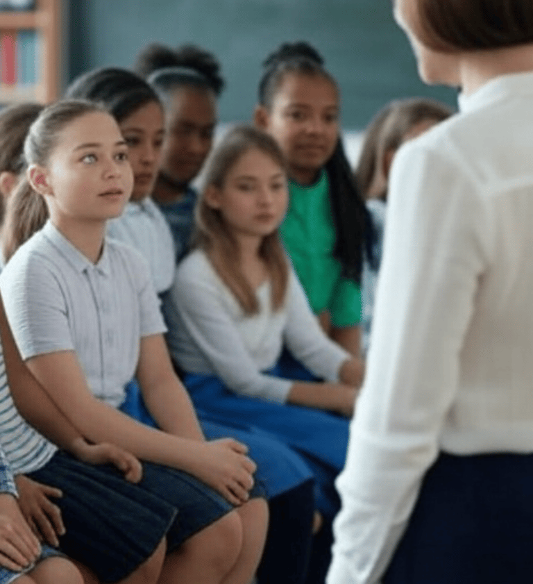 Des filles en classe pour la journée internationale des filles