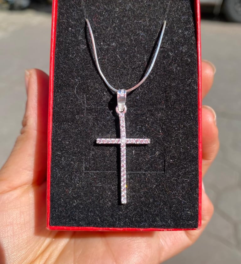 Cruz delgada con zirconia hecha de plata 925