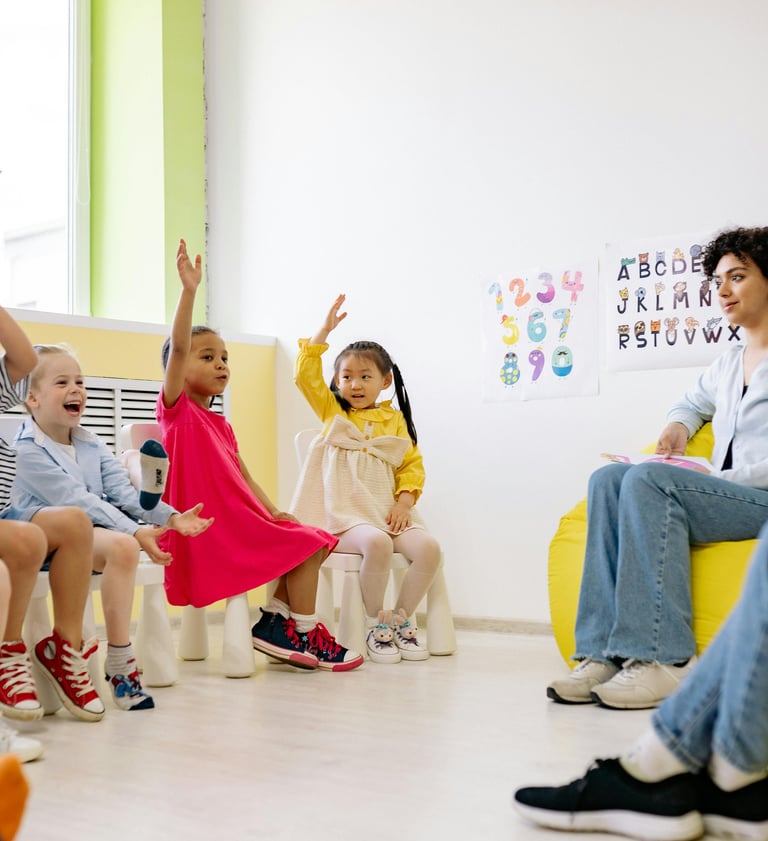 Niños participando activamente en una clase creativa fomentando el aprendizaje, la creatividad