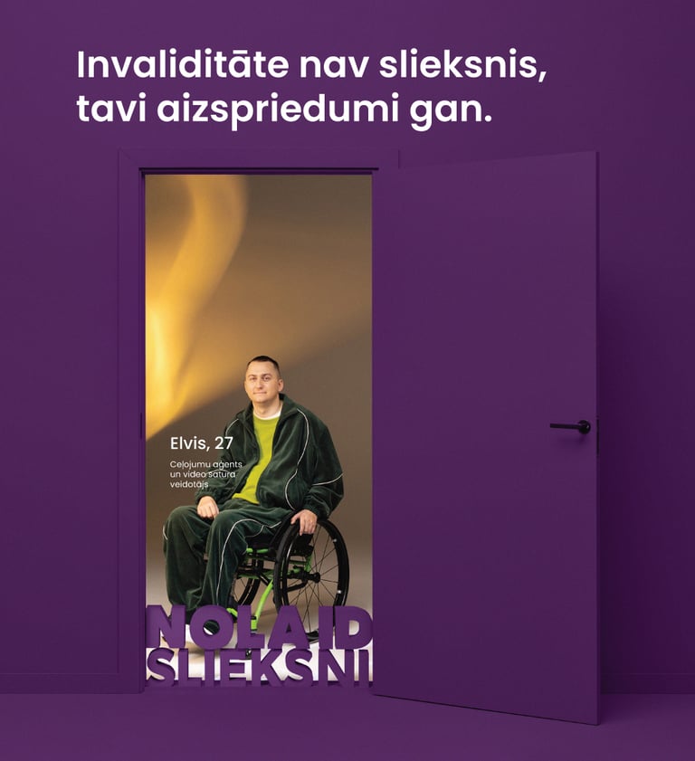 Vīrietis ratiņkrēslā atvērtās durvīs. Teksts: Invaliditāte nav slieksnis, tavi aizspriedumi gan