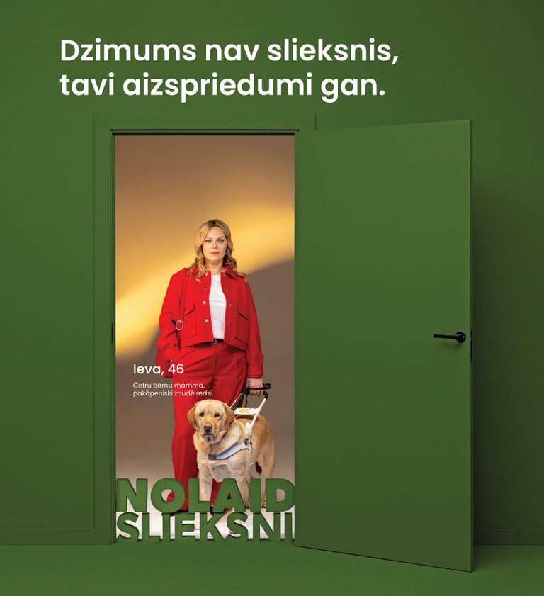 Sieviete ar suni pavadoni atvērtās durvīs. Teksts: Dzimums nav slieksnis, tavi aizspriedumi gan.