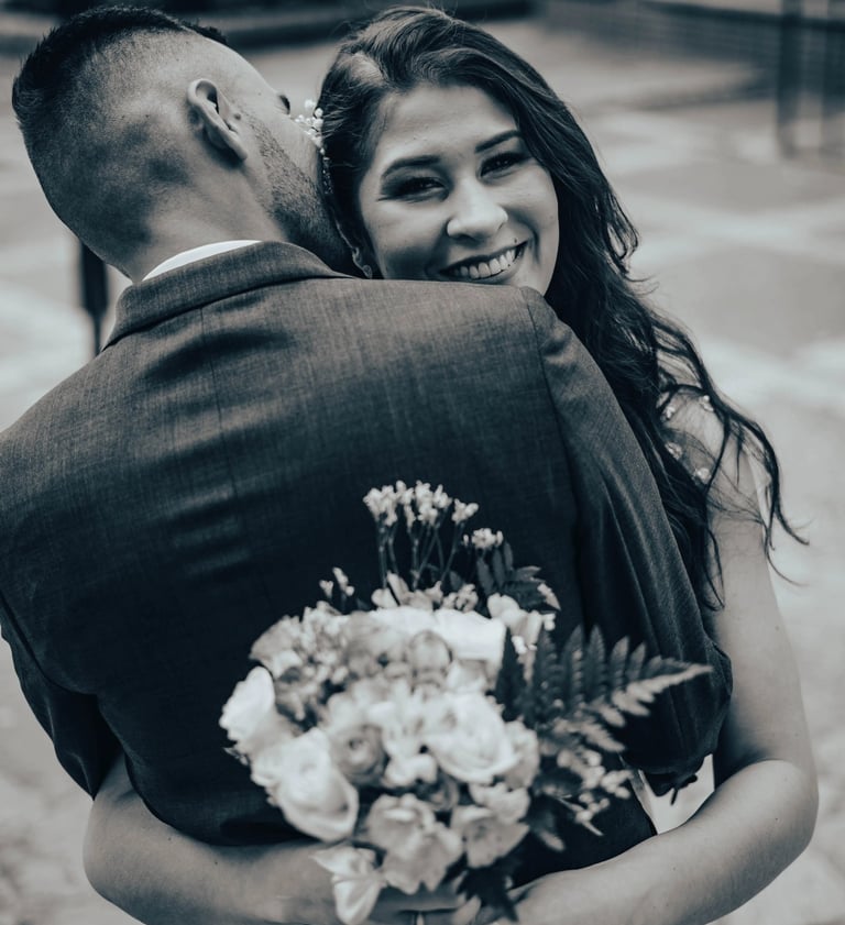 Novios caminando juntos durante su boda en Bogotá — fotografía profesional TheLens.