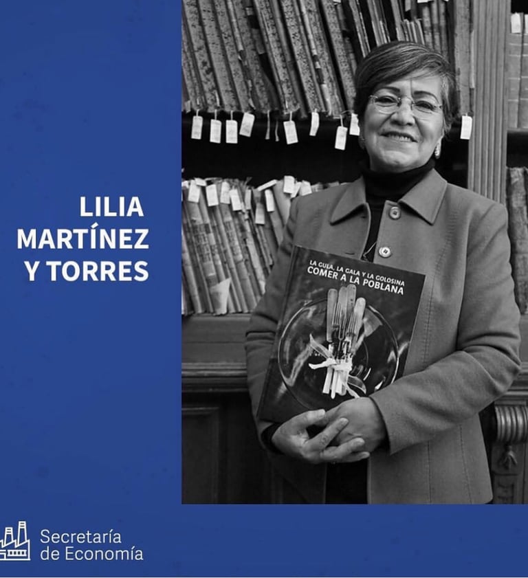 Lilia Martínez y Torres posando con su ultimo libro La Gula, la gala y la golosina