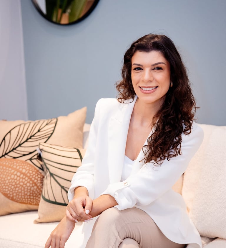 Psicóloga Bruna Maffei especialista em terapia online para mulheres com sobrecarga e ansiedade.