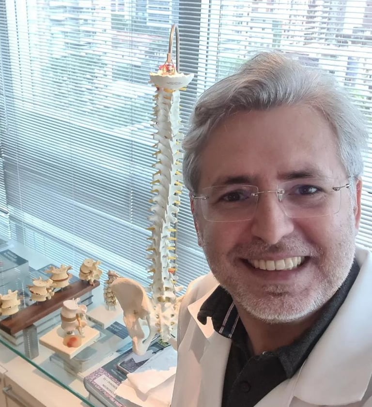 Dr. Gilnard Caminha, neurocirurgião em Fortaleza especializado em cirurgia da coluna e do crânio.