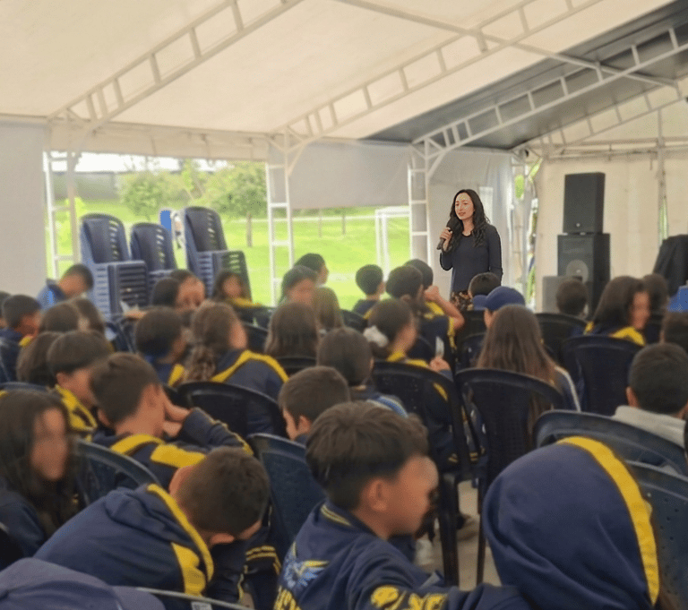 la Psicologa Mary Bejarano dando una charla en un colegio reconocido en la ciudad de Bogotá, Colombia