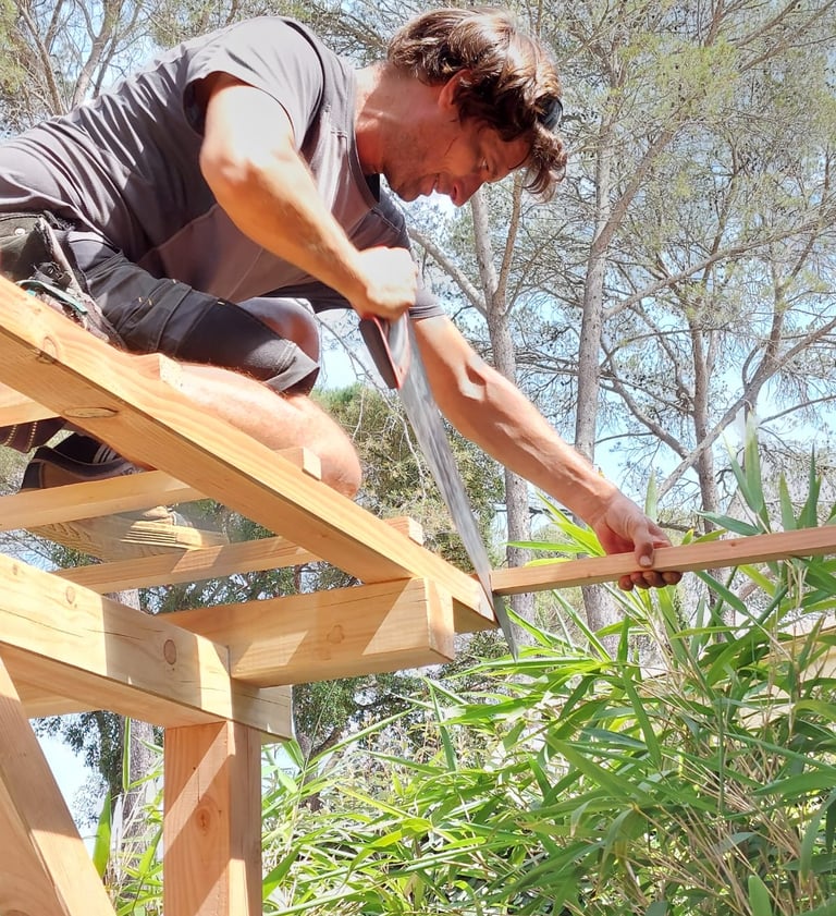 Créatif et manuel, détenteur d'un CAP Charpente, je mets mes 20 années d'expérience à votre service.
