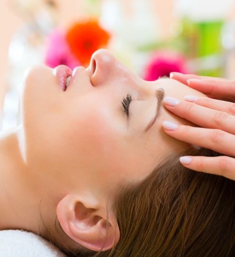 una mujer recibiendo masaje bioenergético