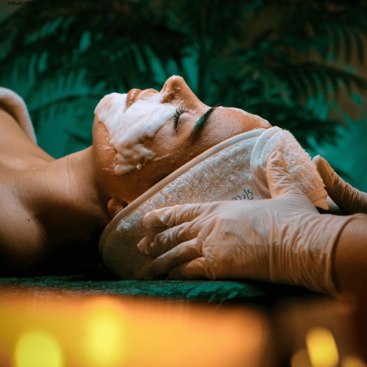 Carte-cadeau bien-être : une personne reçoit un soin du visage relaxant en cabine, idée cadeau beauté et détente.