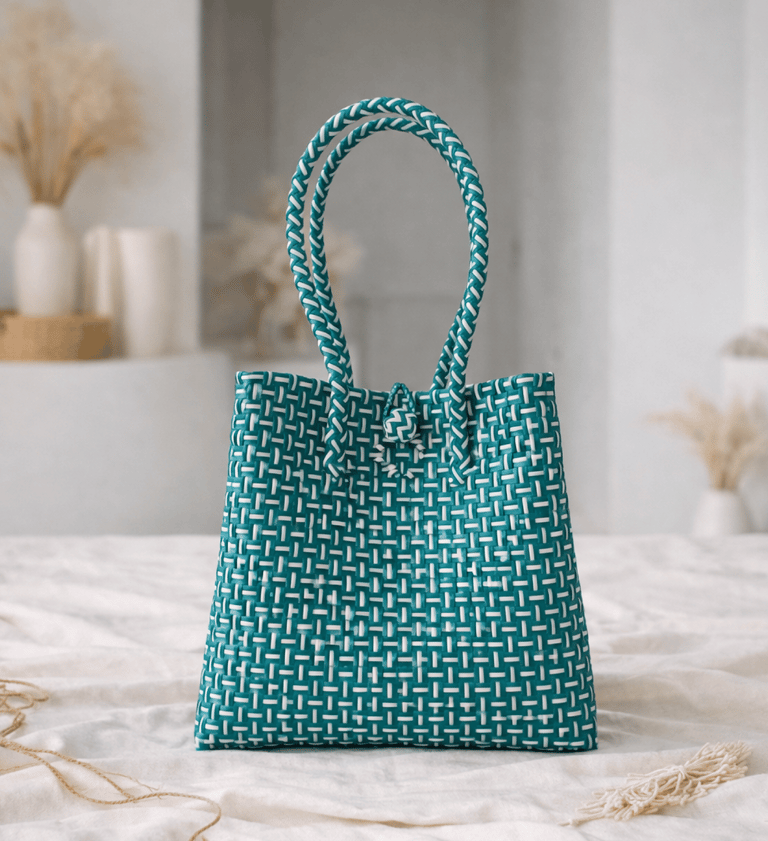 Tas anyaman plastik jali jali warna lurik hijau handmade dari plastik daur ulang, kuat dan elegan