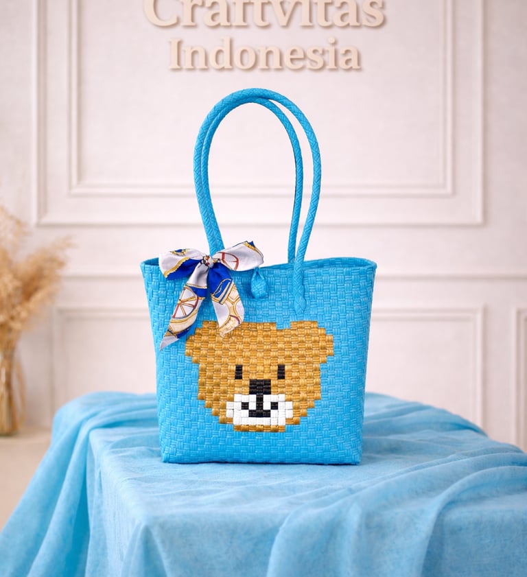 Tas anyaman karakter beruang warna biru handmade dari plastik daur ulang