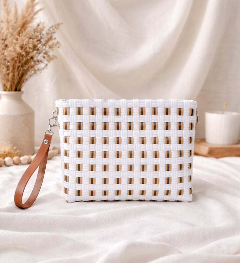 Tas anyaman plastik handmade warna putih dengan aksen coklat natural cocok untuk souvenir