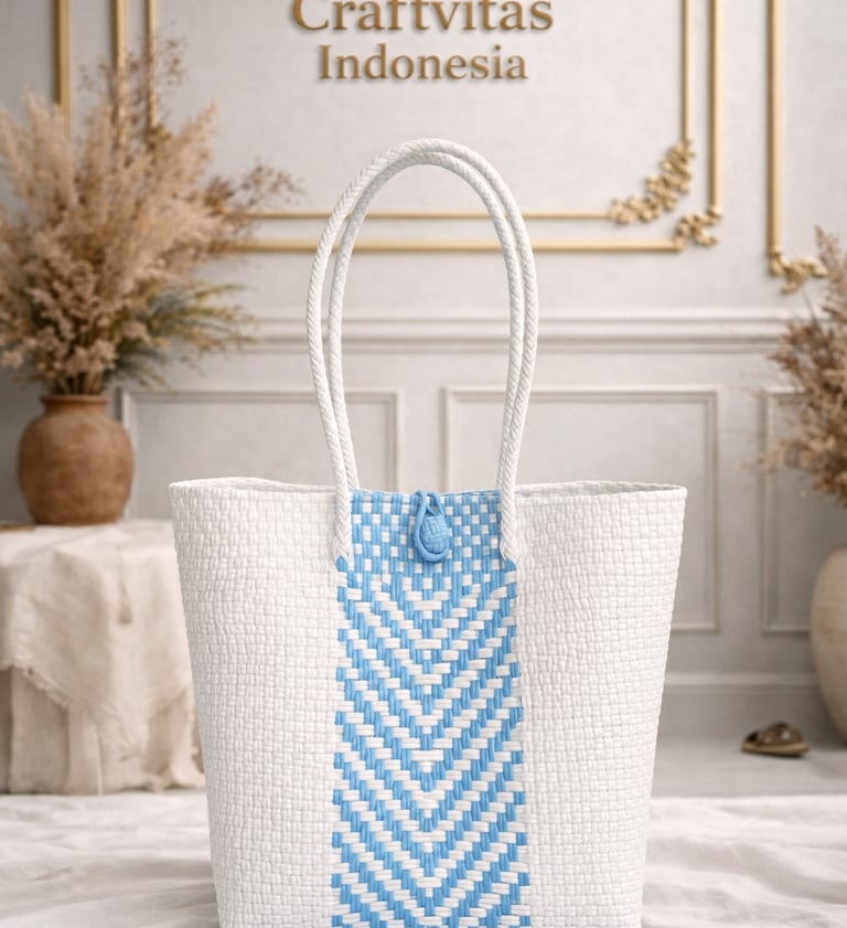 Tas anyaman plastik handmade warna putih dan biru dengan motif chevron minimalis dari Craftvitas Indonesia