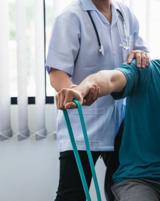 Tratamiento de contractura muscular con fisioterapia y gomas en Toledo