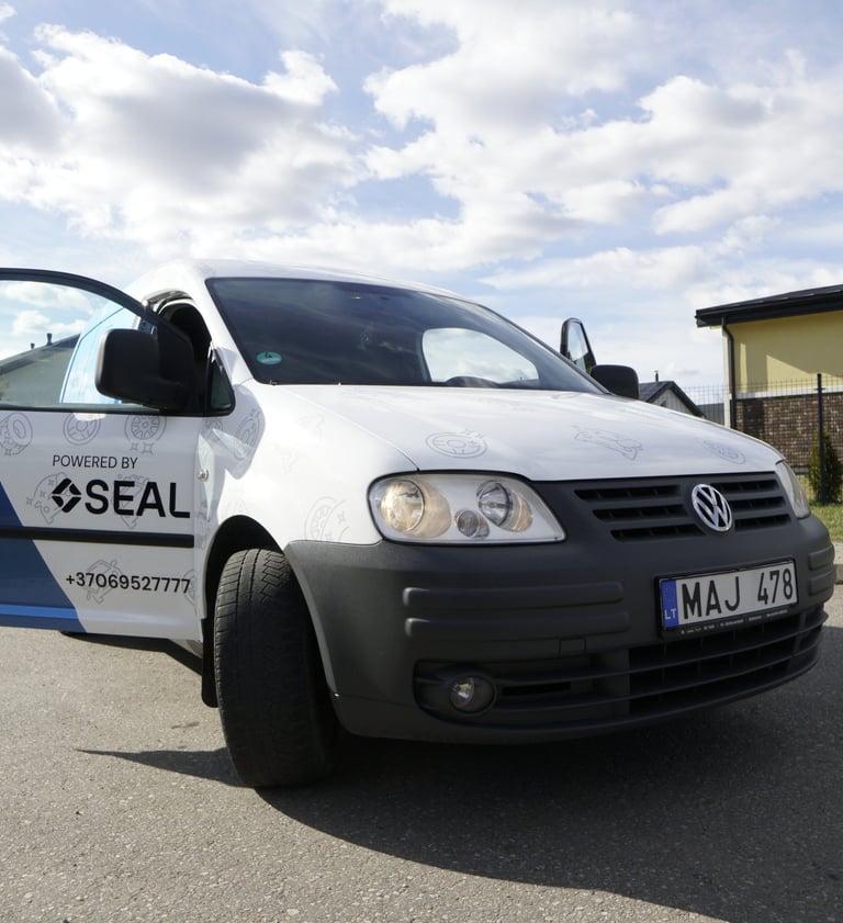 Automobilis su „Powered by SEAL“ ženklu, naudojamas giluminiam automobilio salono valymui ir chemini